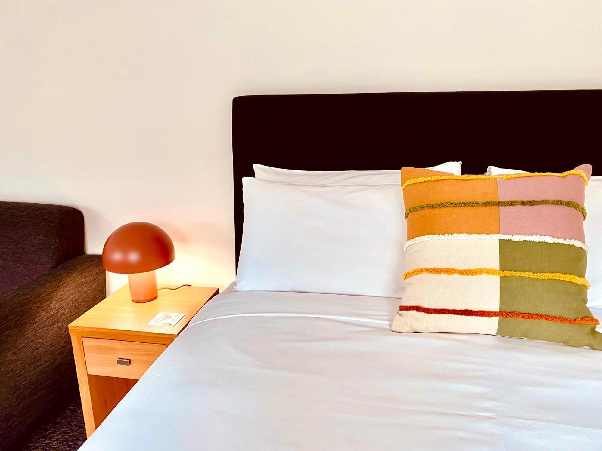 The Warby, Where Mid-Century Style Meets The Mountains Warburton Phòng bức ảnh